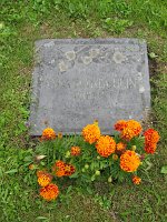  Anna Märta Ulin 1856-1932 gift med Jonas Jonsson Uhlin 1852-1941 (ingen sten finns på honom)